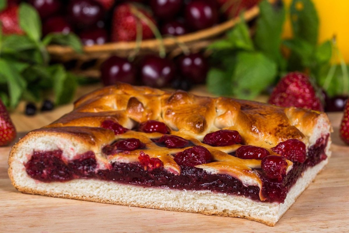 Шарлотка со сливами