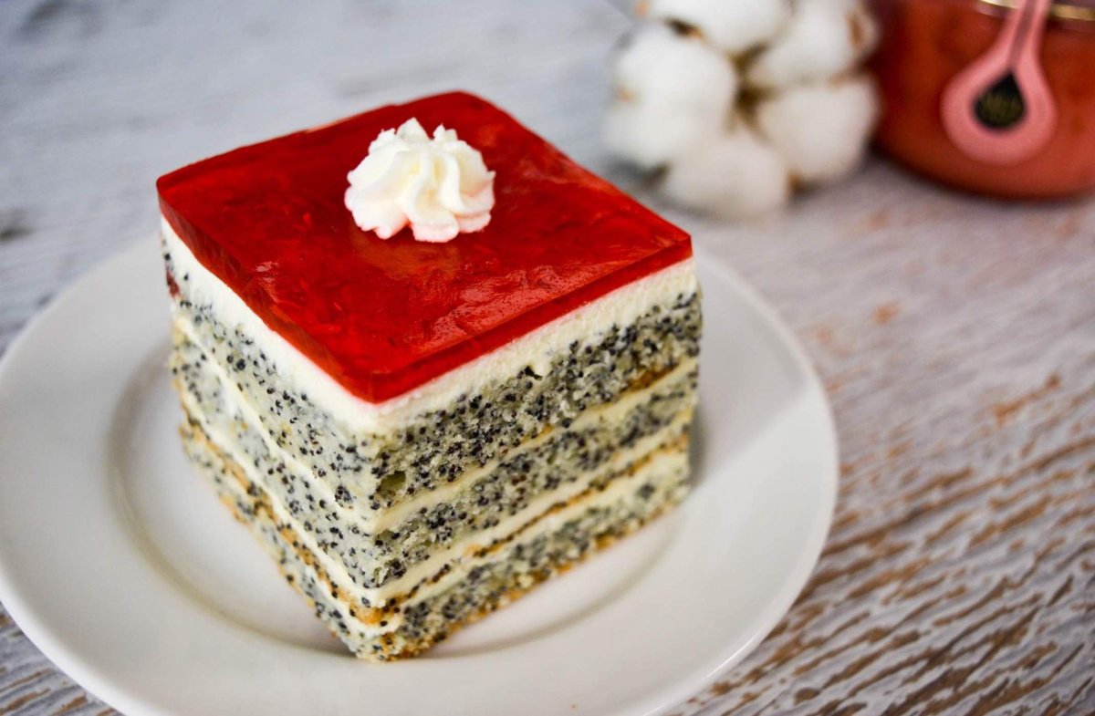 Булочка с маком и кофе
