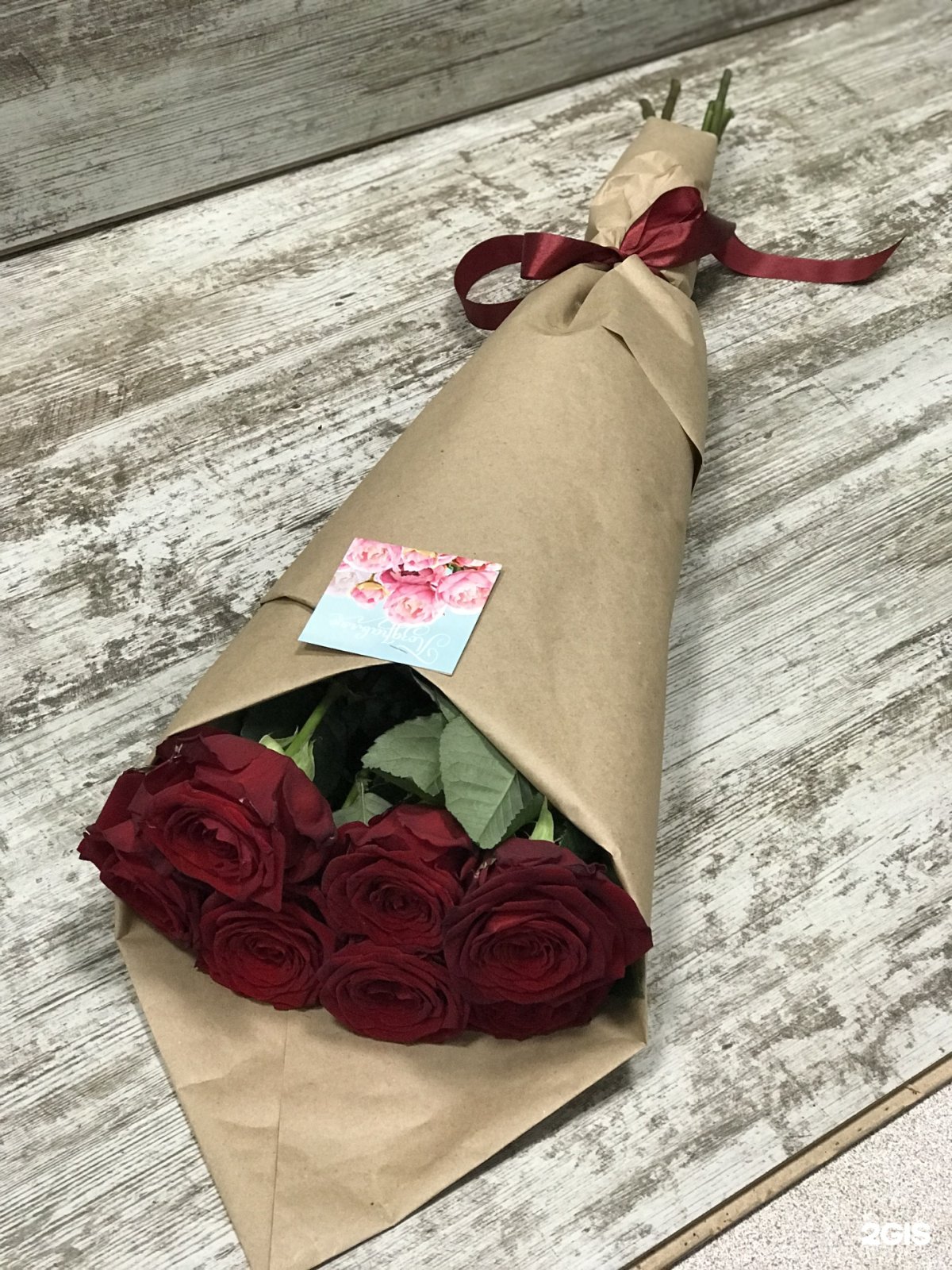 Упаковка цветов в крафт бумагу