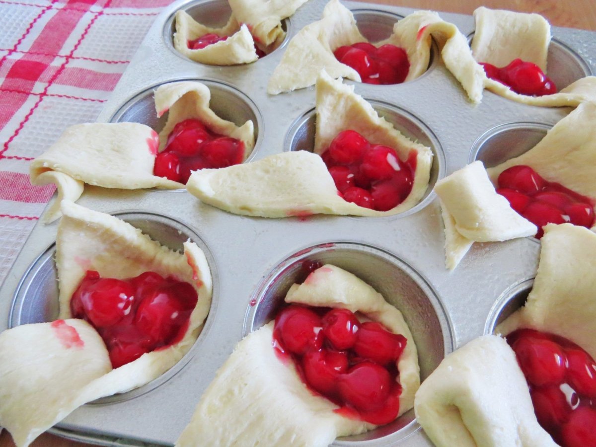 Мини слойки с вишней