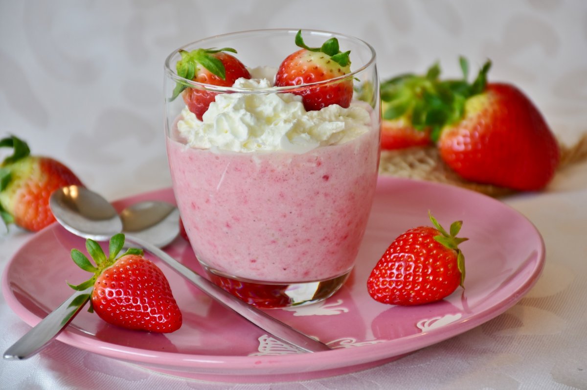 Десерт с клубникой