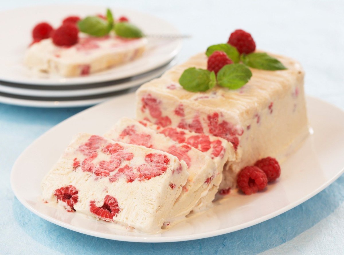 Десерт из малины и творога