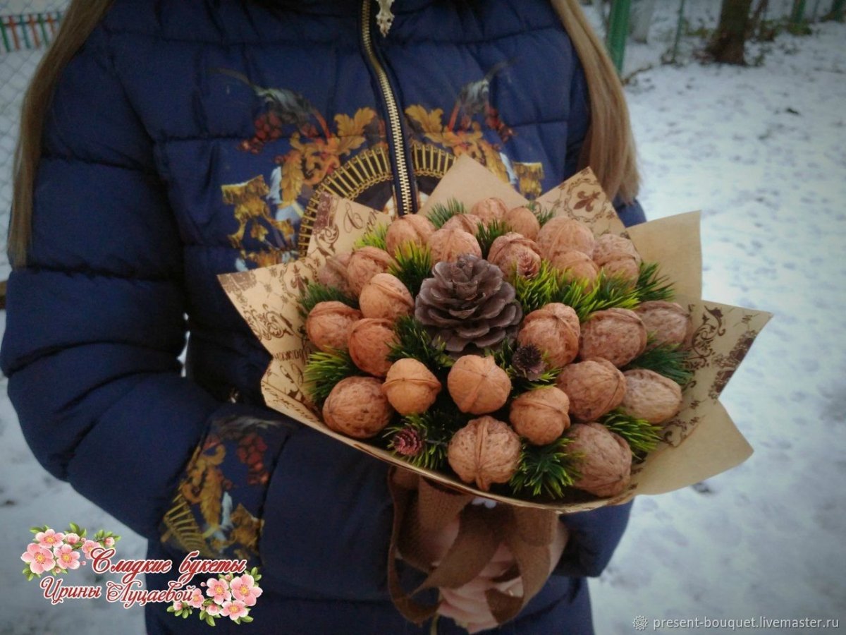 Букет из шишек и орехов