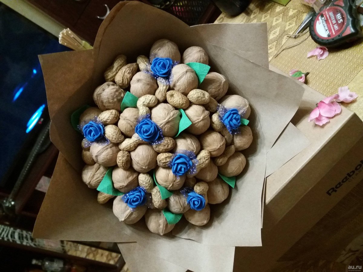 Букет из грецких орехов в коробке