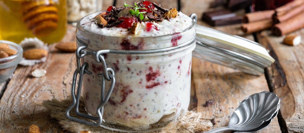Ленивая овсянка с бананом и какао