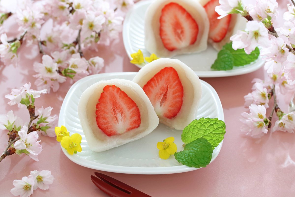 Вагаси Моти с клубникой