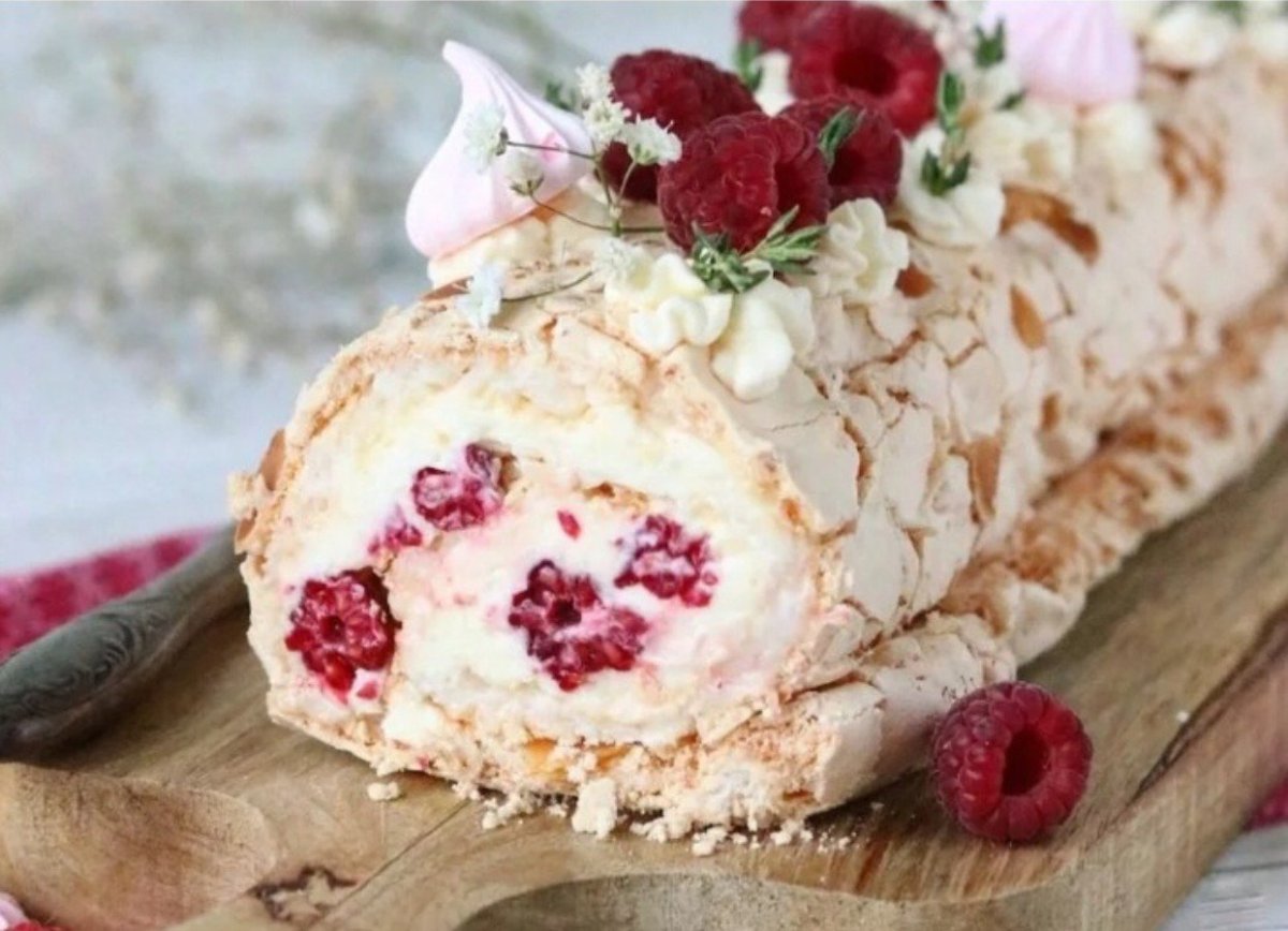 Меренговый рулет с голубикой