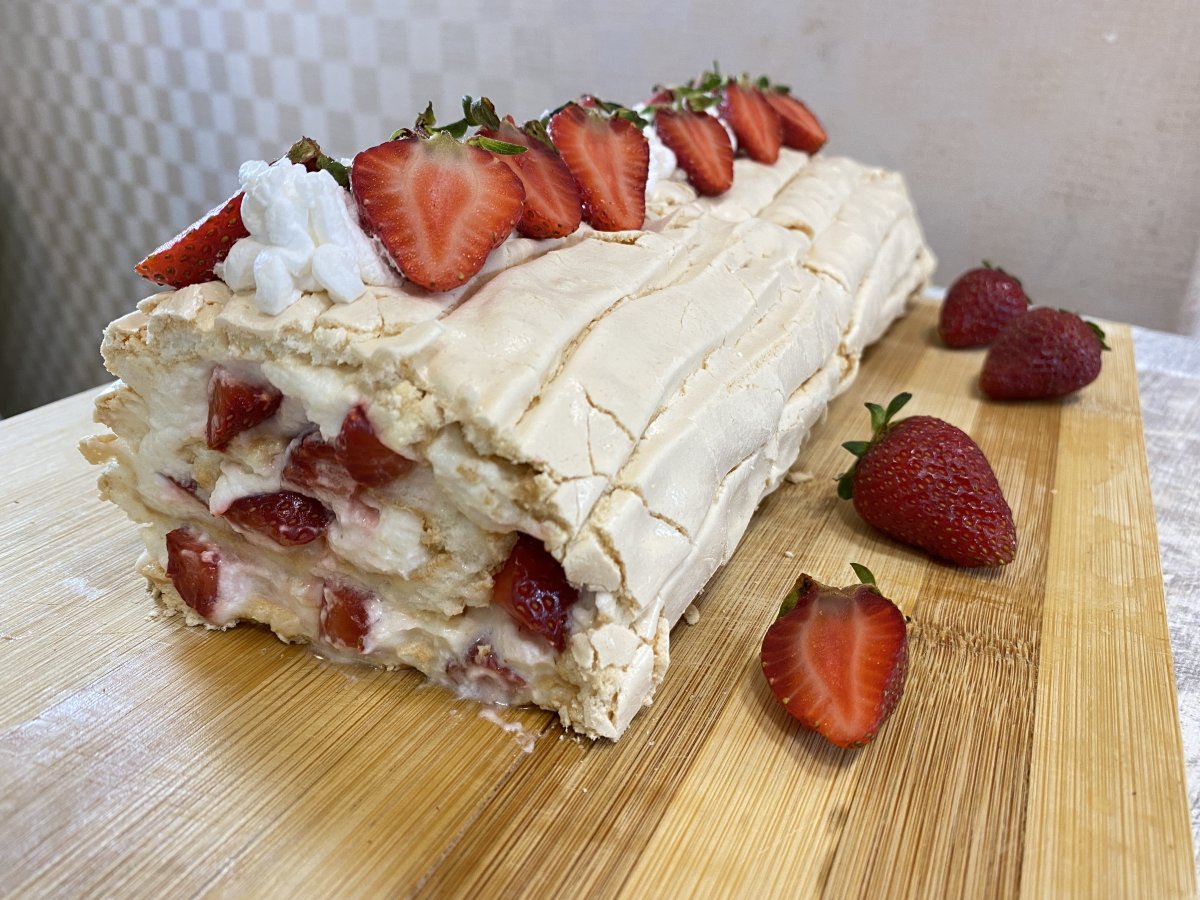 Меренговый рулет с киви и бананом