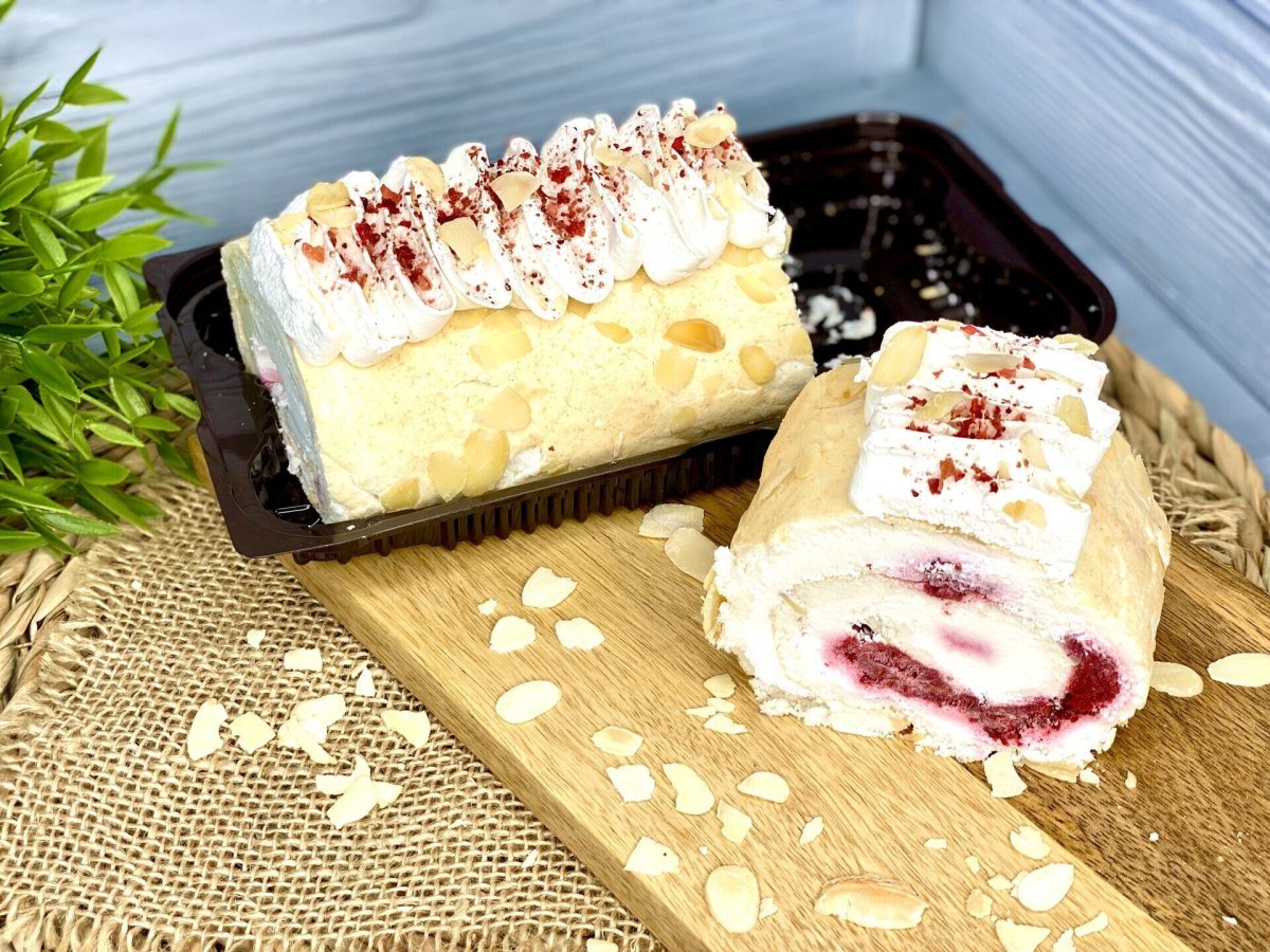 Меренговый рулет с вишней