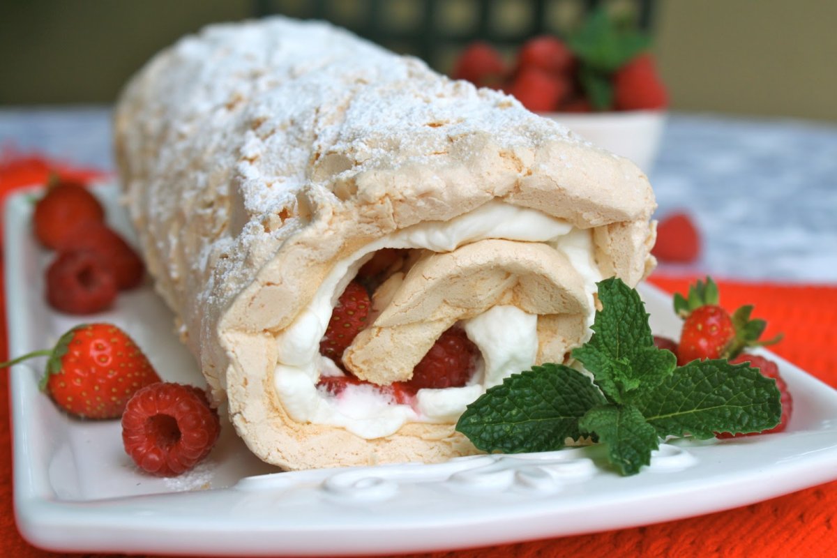 Миндальный меренговый рулет