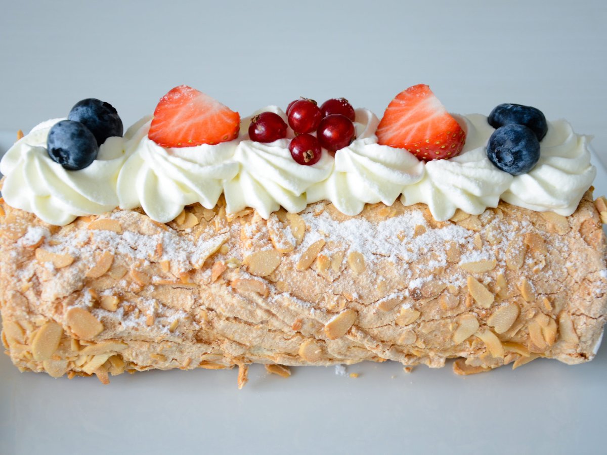 Меренговый рулет с клубникой