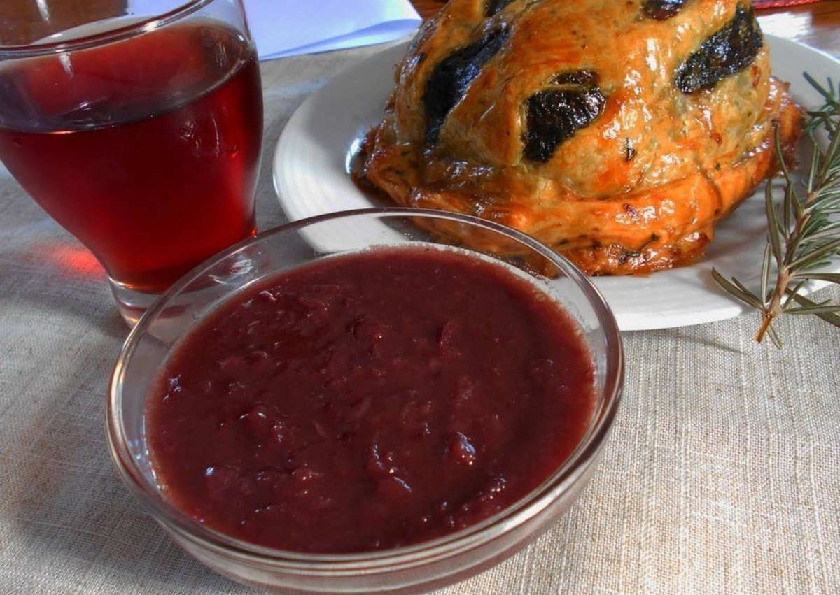 Соус в рамекине