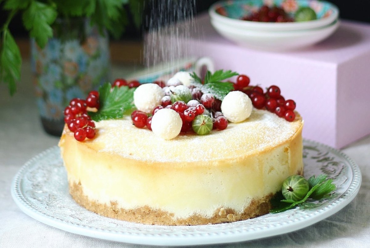 Десерт из малины и творога