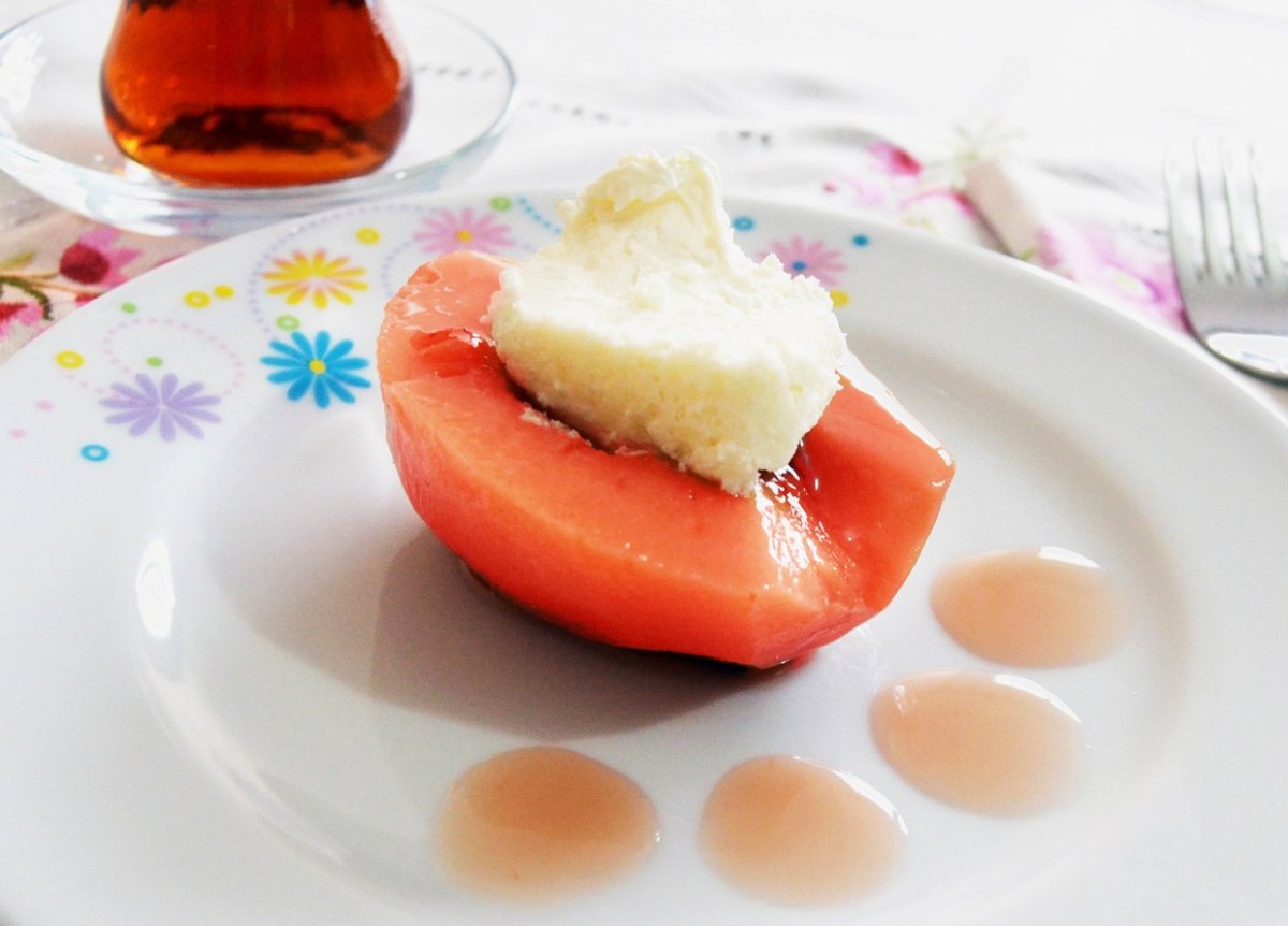 Печеное яблоко с черносливом