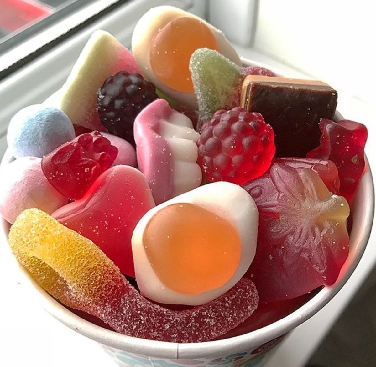 Десерт с мороженым и фруктами