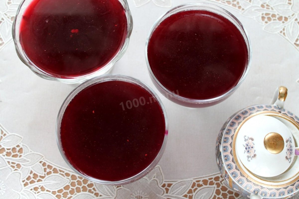 Десерт из ряженки и желатина с фруктами