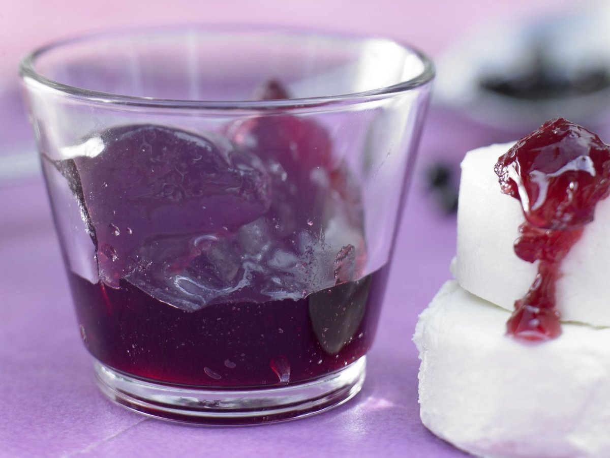 Десерт из желе черной смородины