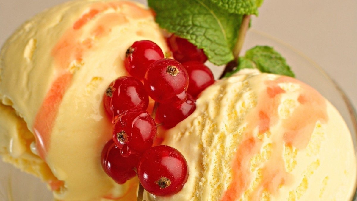 Мороженое в шариках с фруктами