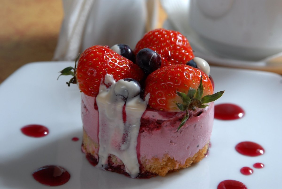 Пирожное клубника маракуйя