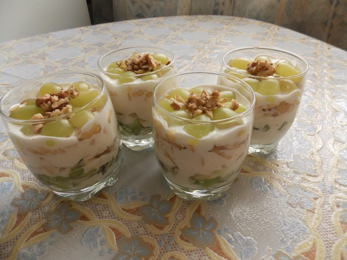 Десерт с зефиром и фруктами