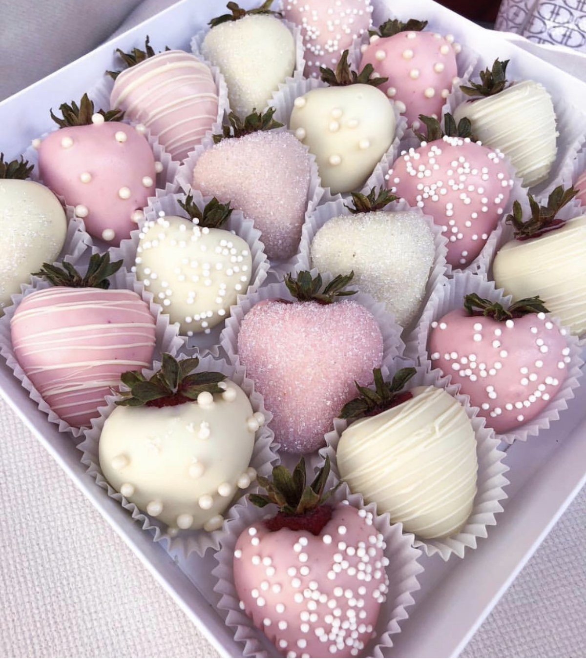 Клубника в розовом шоколаде