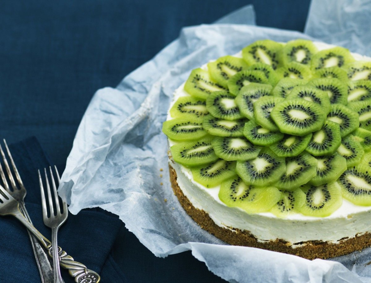 Украсить торт киви и мандарином