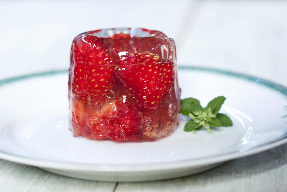 Желе с клубникой