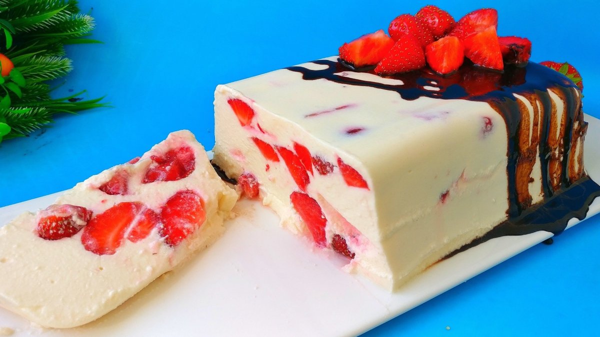 Графская меренга с фундуком и клубникой