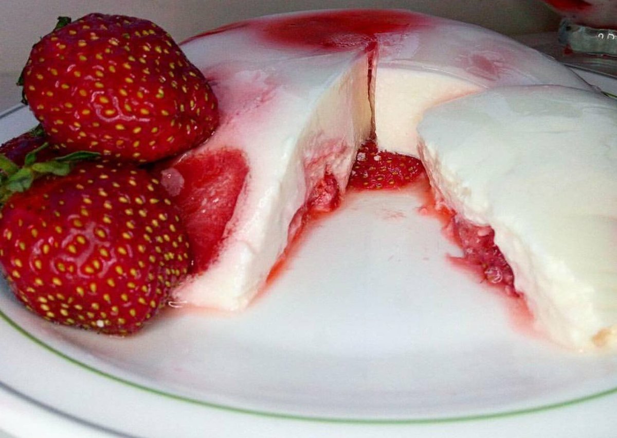 Сметанное желе с клубникой