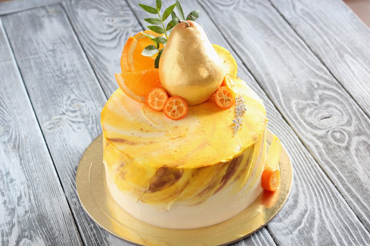 Шарлотка с карамелизированными грушами