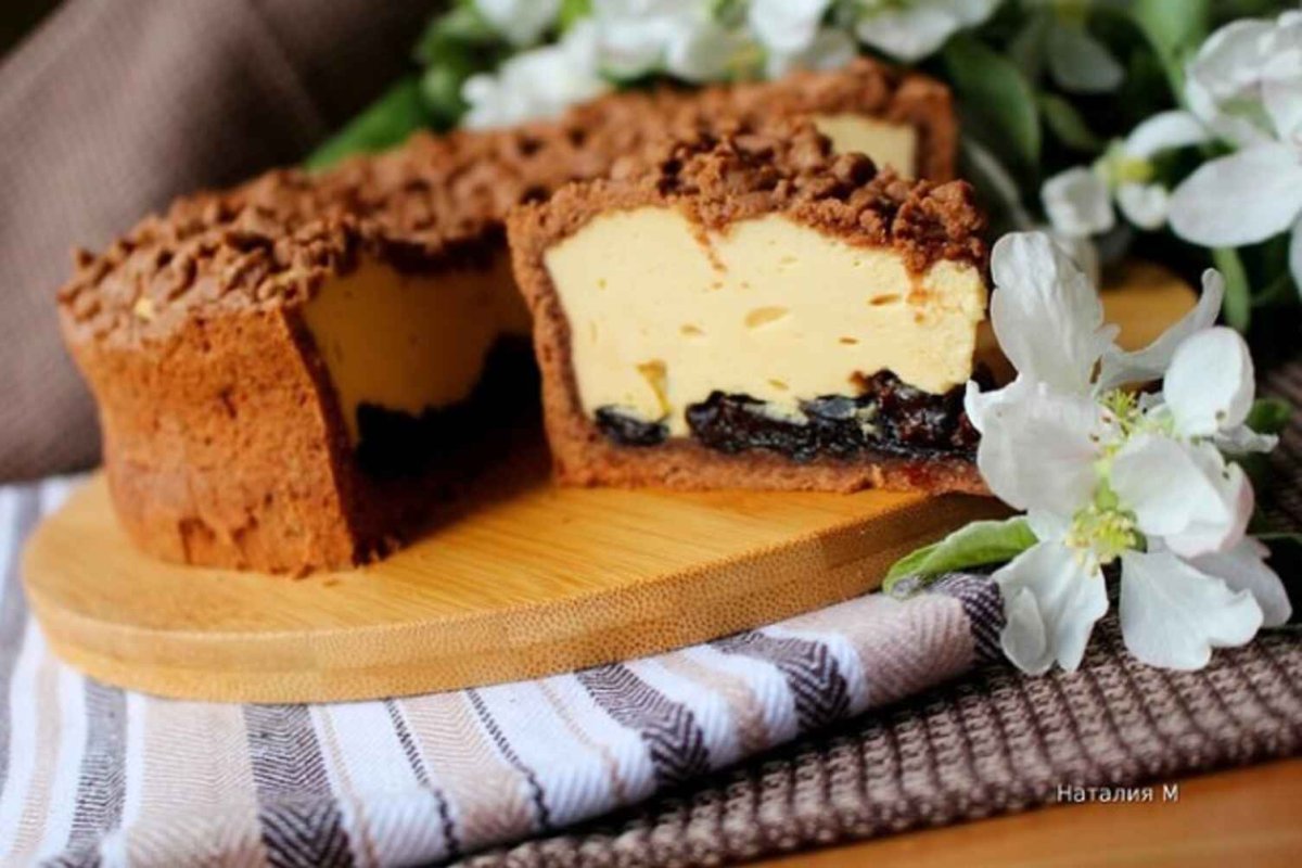 Сырник с вареной сгущенкой и черносливом