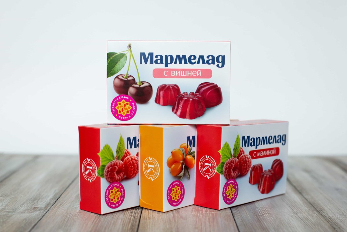 Витрина с десертами в кофейне