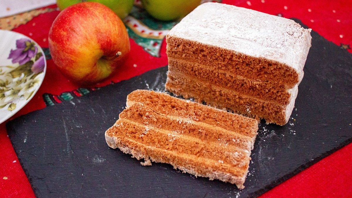 Красивая шарлотка с яблоками