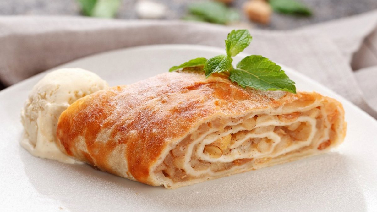 Горячий штрудель с мороженым