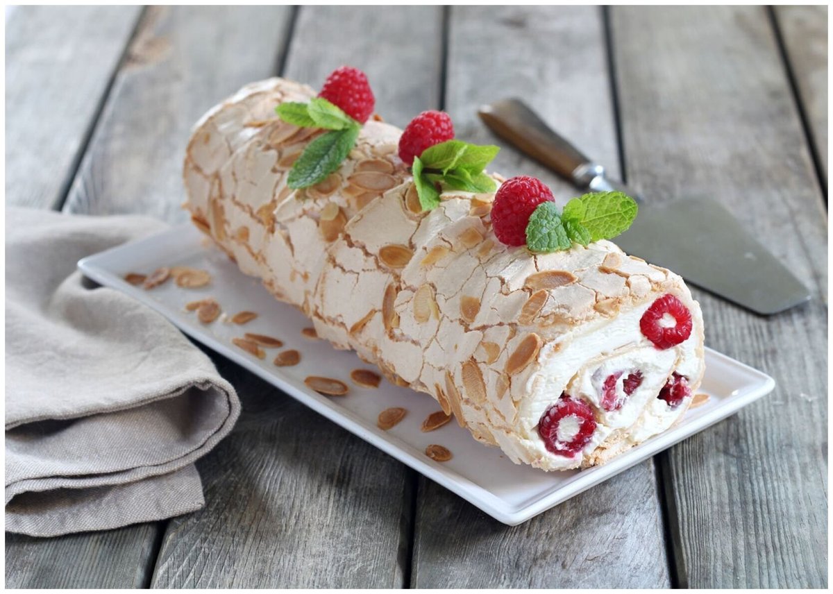 Меренговый рулет с малиной