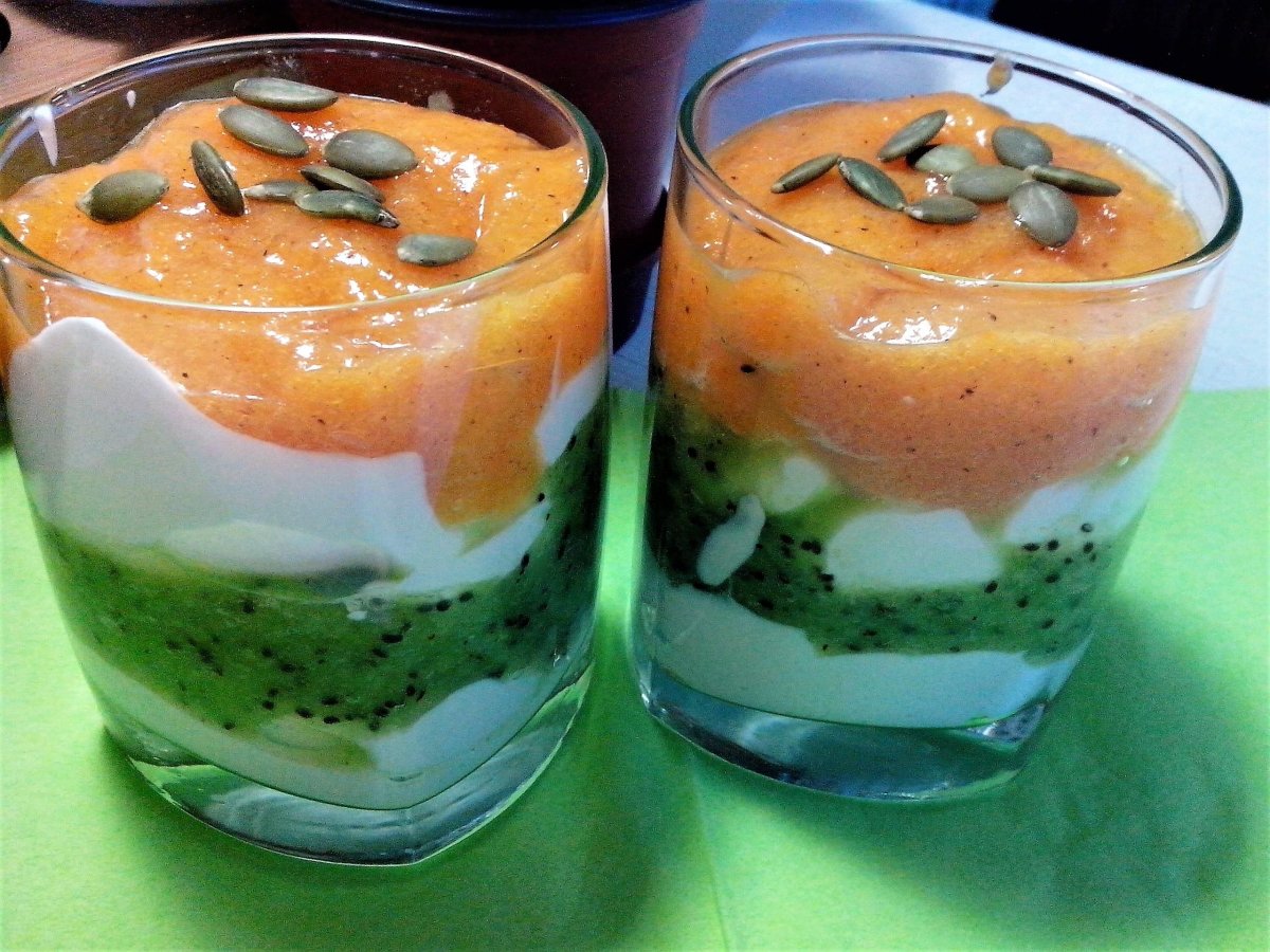 Творожный десерт с киви и хурмой