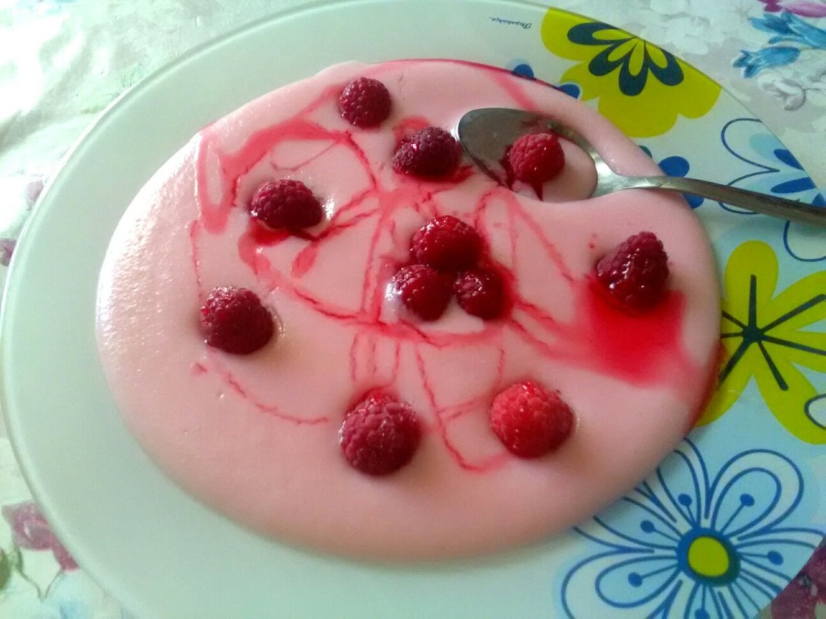 Вкусная манная каша с ягодами