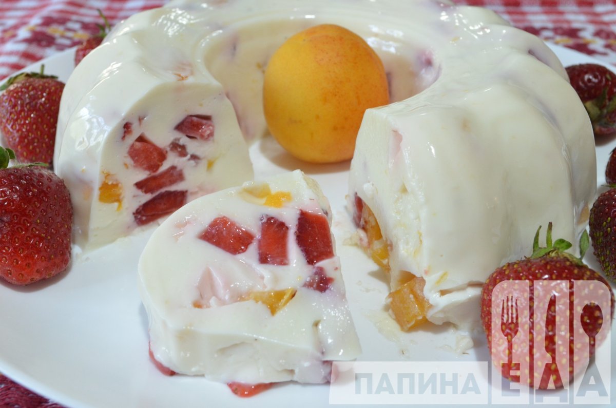 Десерт бланманже с фруктами