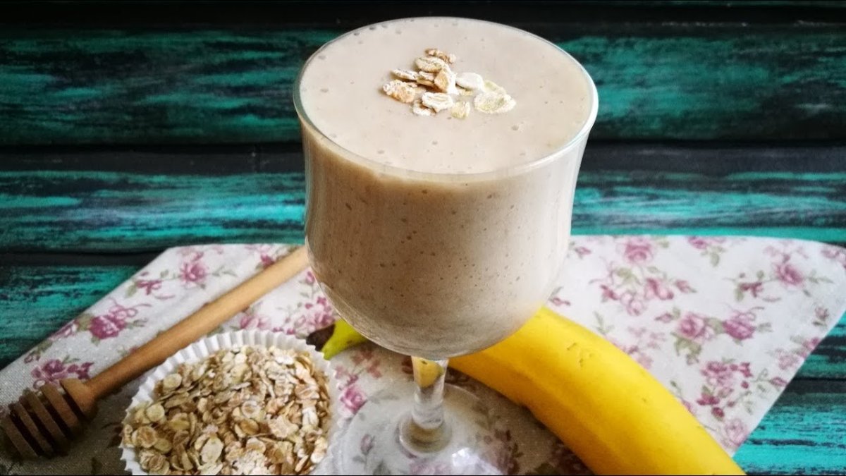 Банановый смузи с овсянкой и молоком