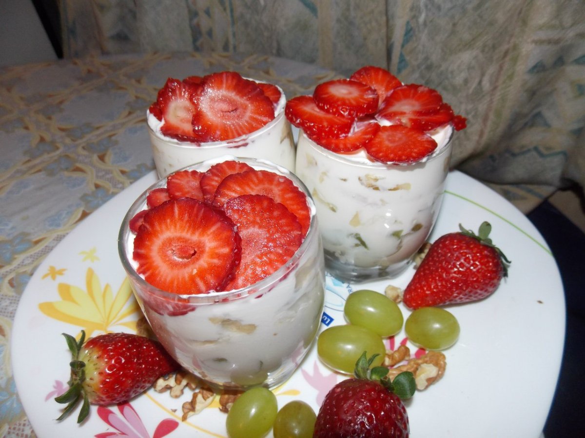 Фруктовый десерт с зефиром и сметаной