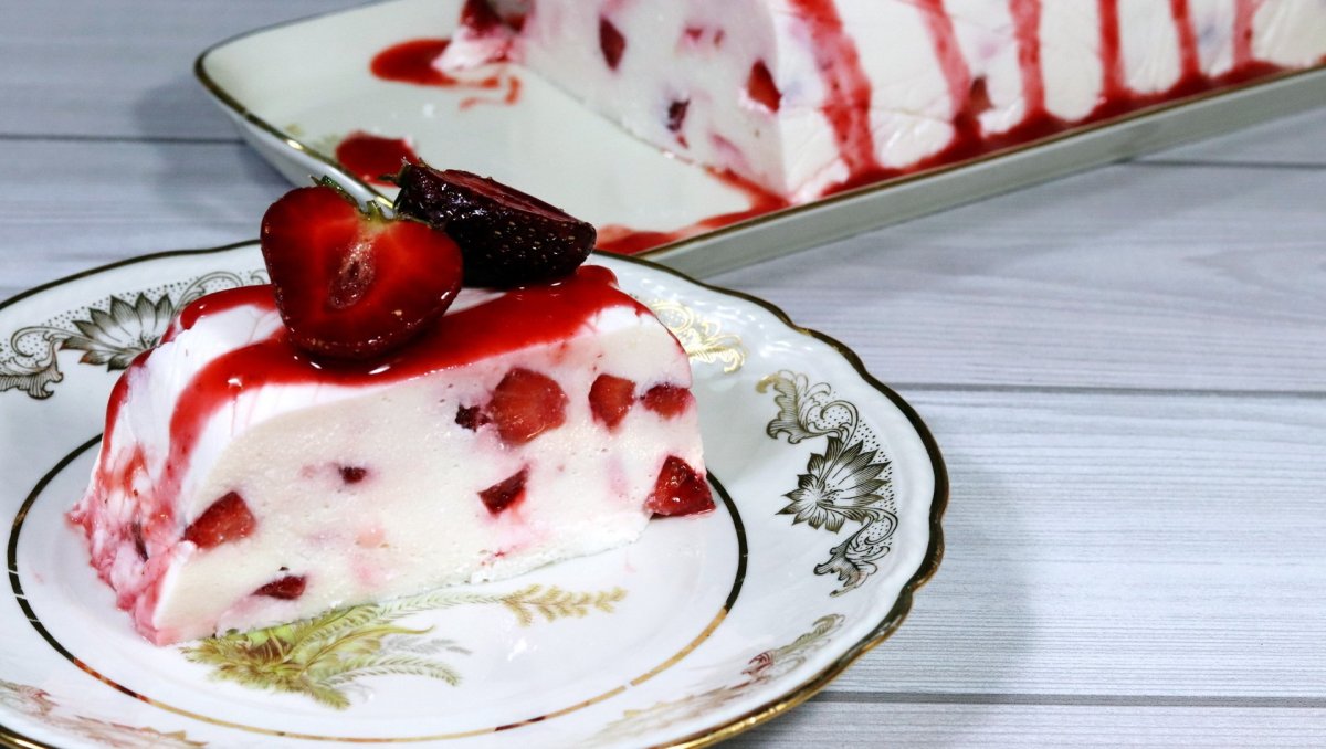 Десерт с клубникой без выпечки