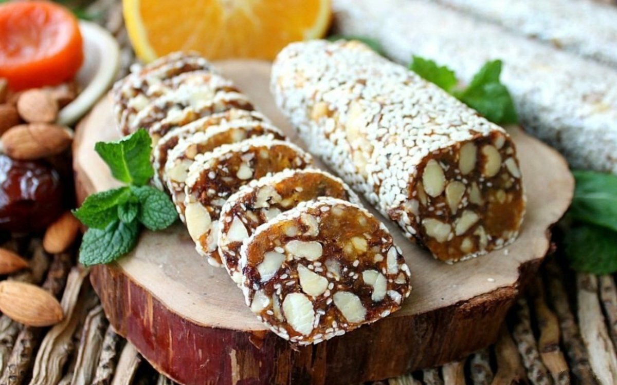 Корзина с сухофруктами и орехами