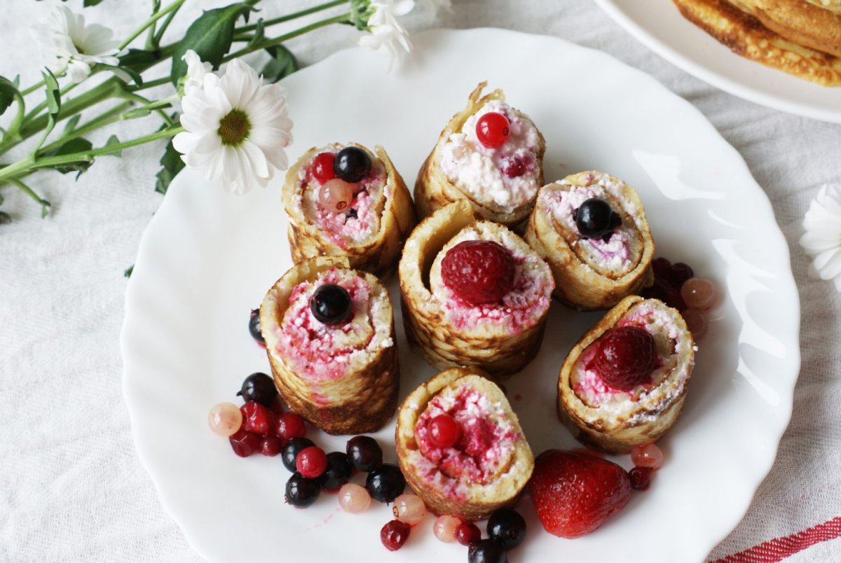 Блинчики с творогом и ягодами