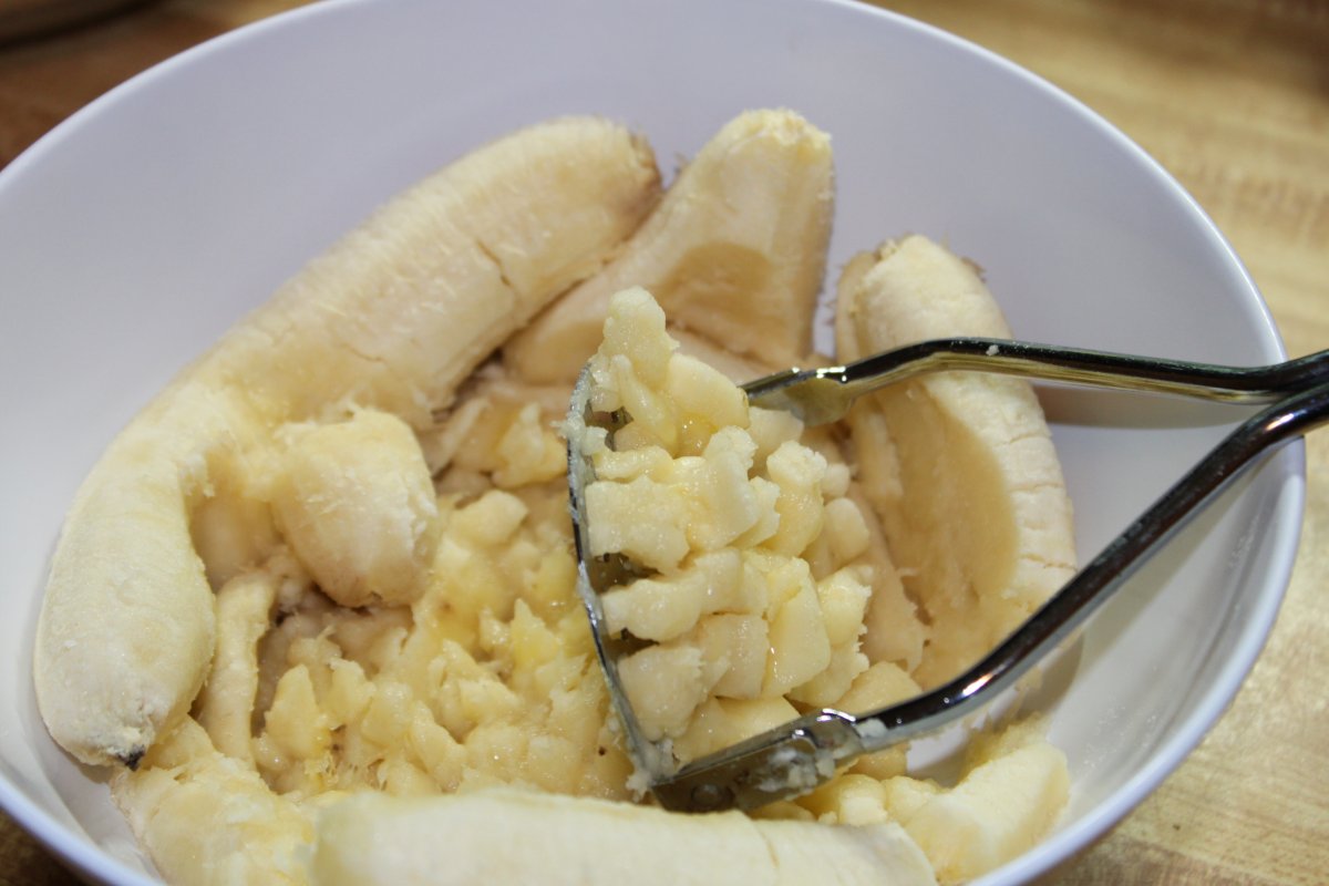 Творог с бананом и орехами