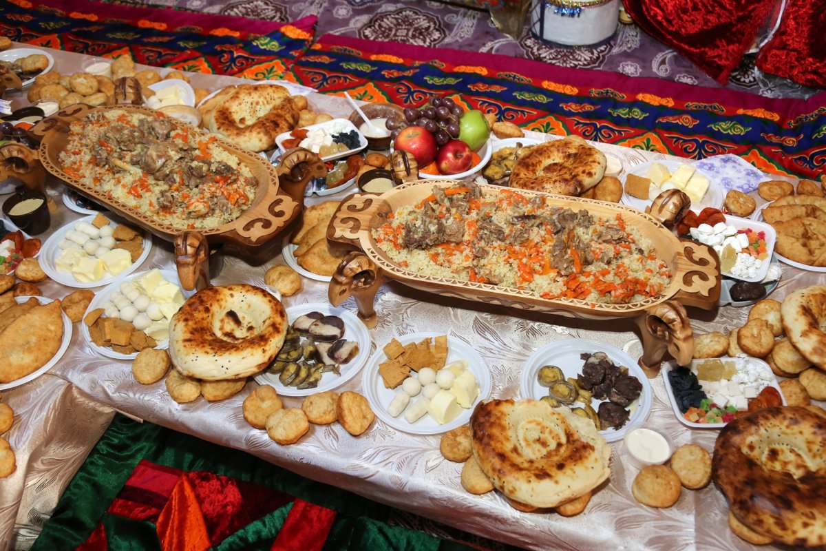 Казахский стол с едой