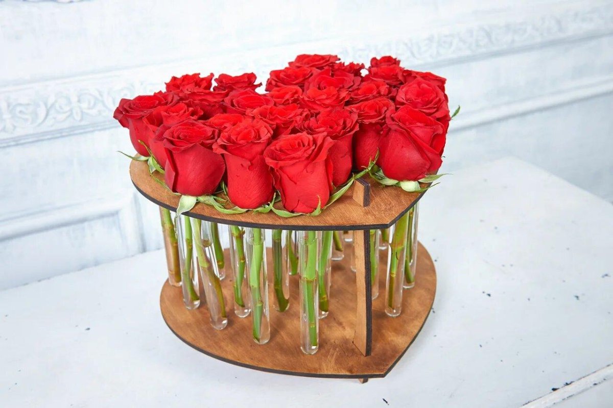 Коробка с белыми розами