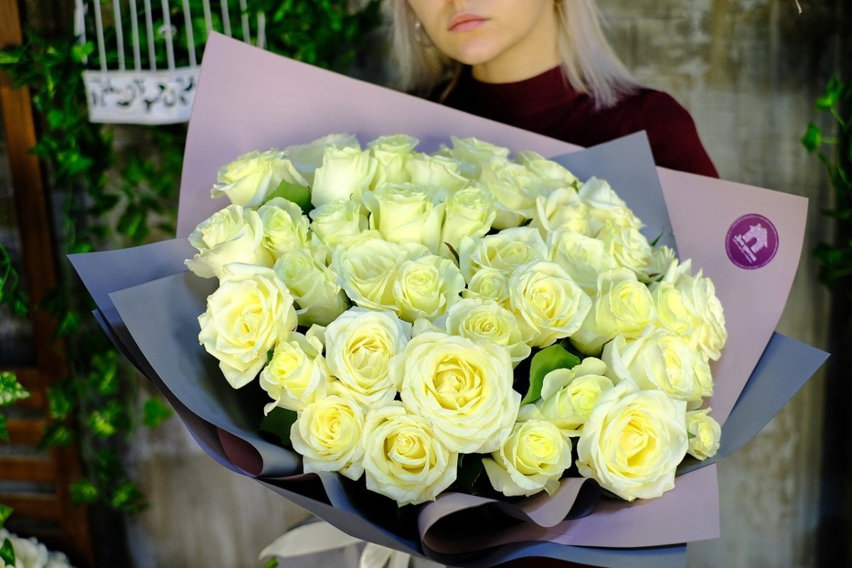 Кустовые розы бело зеленые