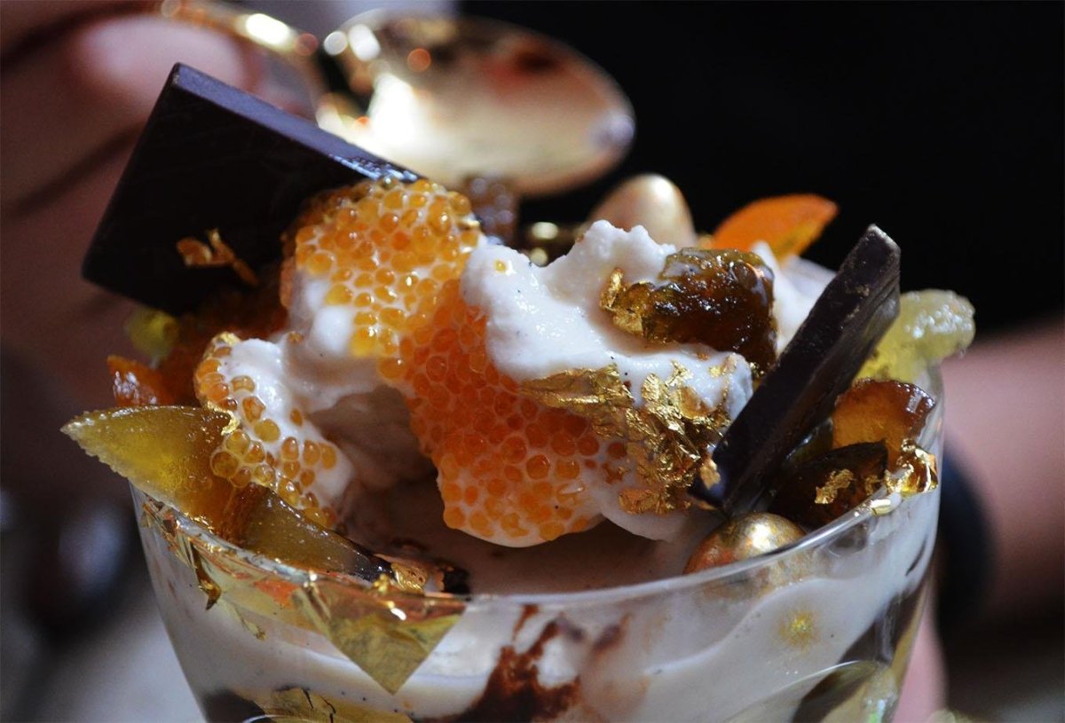 The Golden Opulence Sundae мороженое