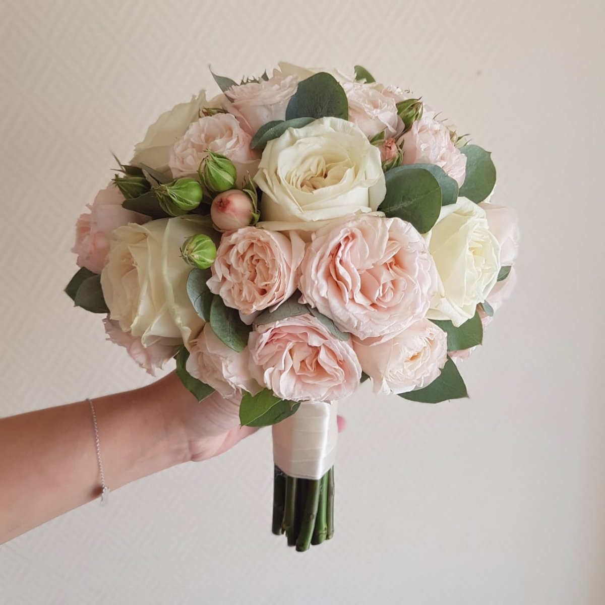 Маленький букет невесты из кустовых роз