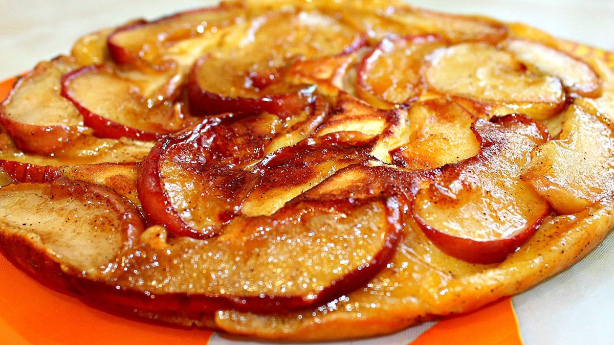 Яблочный пирог с карамелизированными яблоками